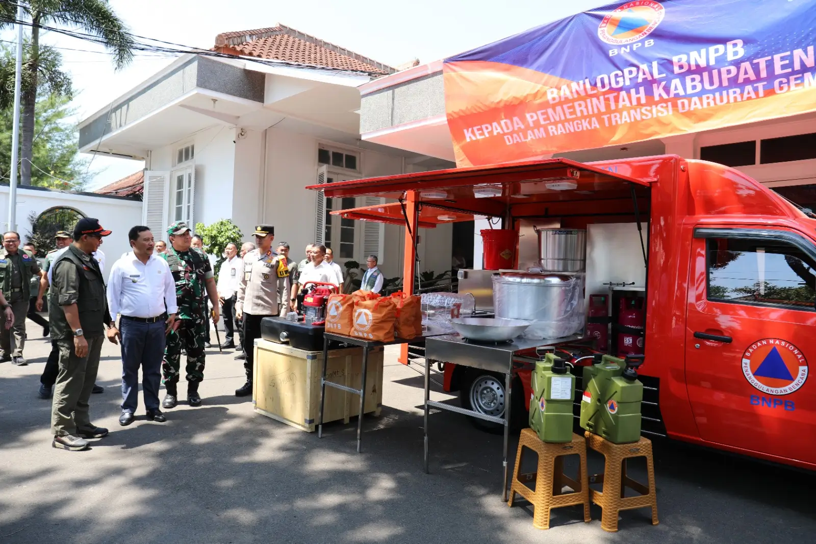 Kepala BNPB Letjen TNI Dr. Suharyanto S.Sos., M.M.,saat memberikan bantuan secara simbolis kepada Pj Bupati Garut Drs. H Barnas Adjidin, M.M., M.M.Pd.,.Adapun bantuan yang diberikan antara lain mobil dapur umum 1 unit, flating pump 10 unit, water treatment  portable 20 unit, peralatan sekolah darurat 600 Paket, pakaian 600 paket, dan sembako 1.000 paket.